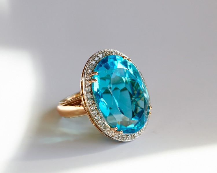 Anillo oro 18k  Diamantes y Topacio