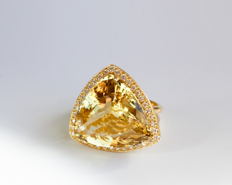 Anillo citrino trillion y diamantes